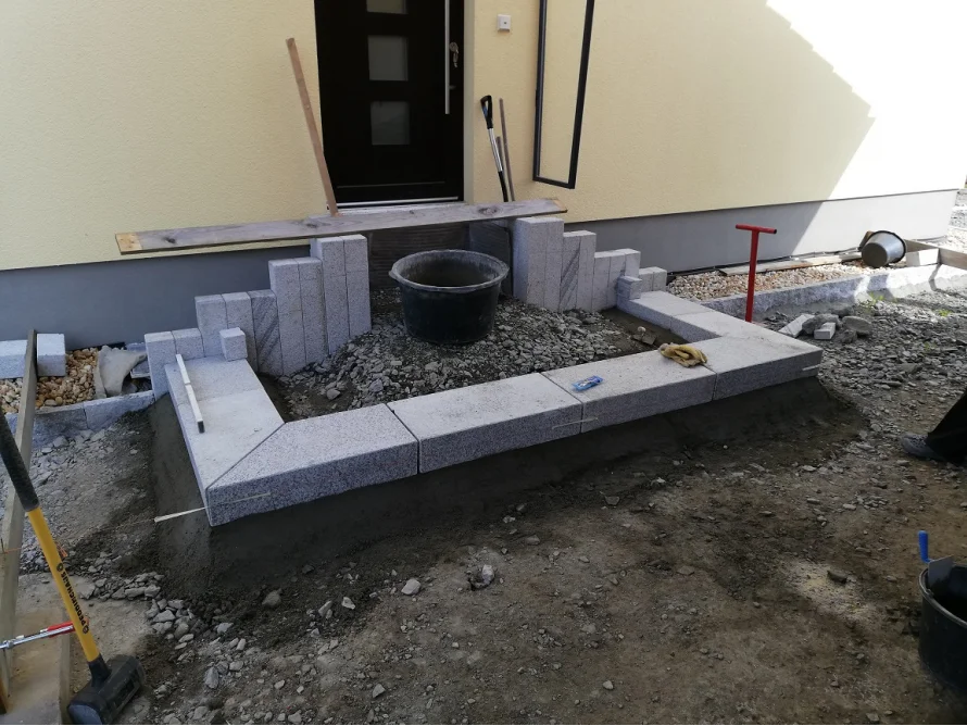 Baustelle einer Treppe mit Wasserwaage