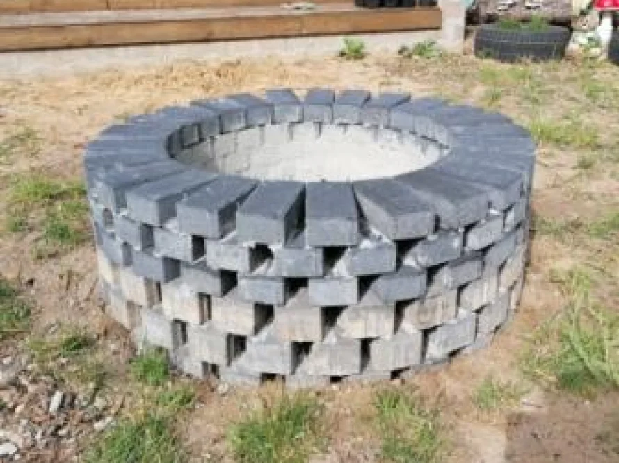 Eine runde Feuerstelle aus grauen Steinen