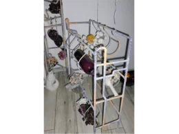 Metallregal mit Deko