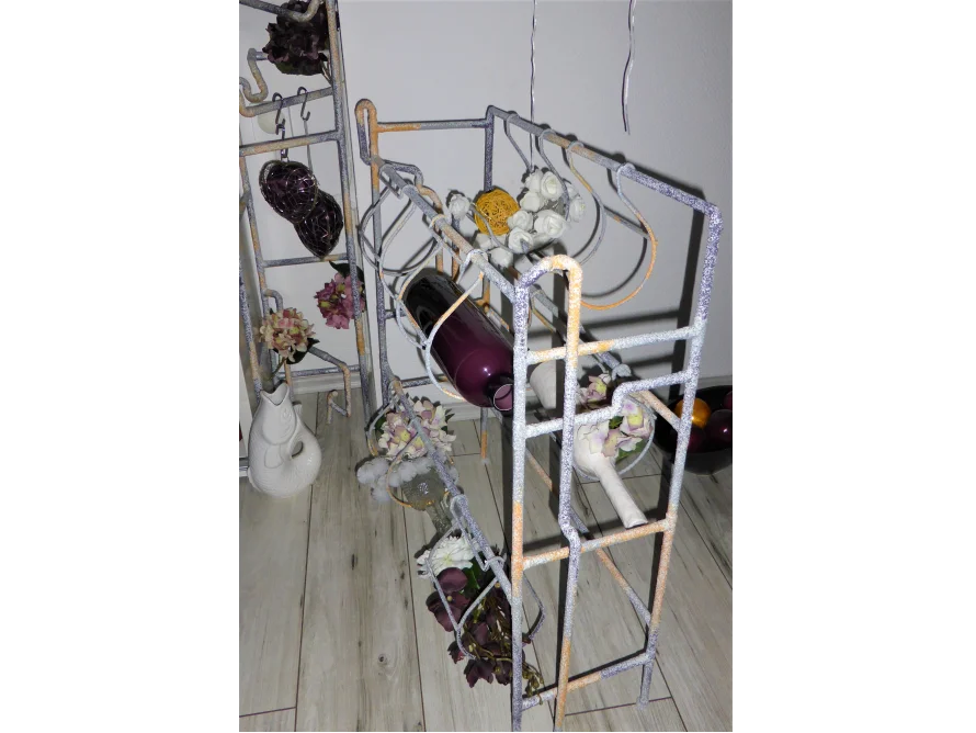 Metallregal mit Deko