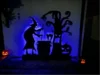 Halloween-Dekoration mit Hexe und Zauberkessel