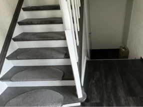 Treppenstufen mit grauen Trittteppichen