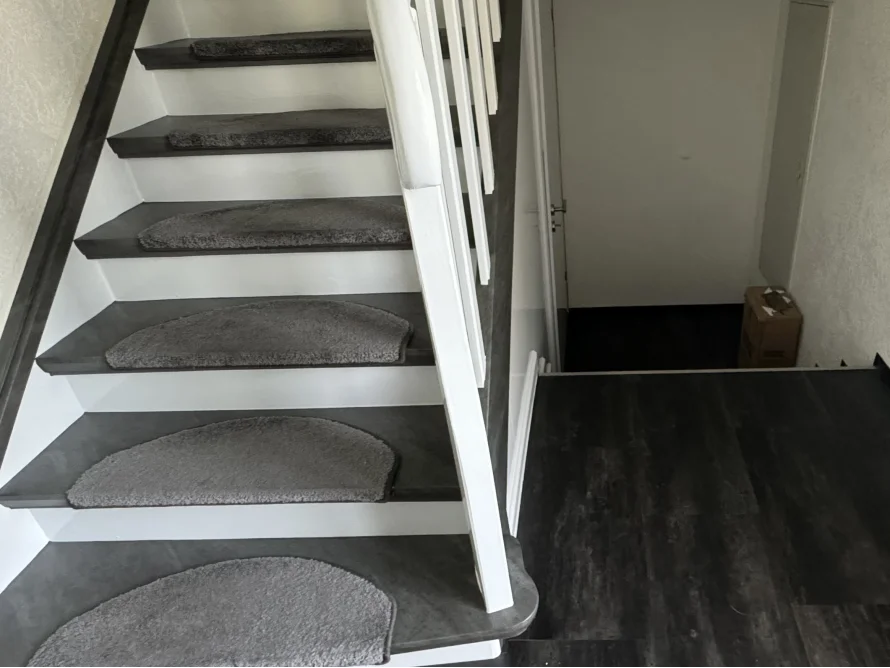 Treppenstufen mit grauen Trittteppichen