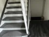 Treppenstufen mit grauen Trittteppichen