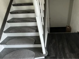 Treppenstufen mit grauen Trittteppichen