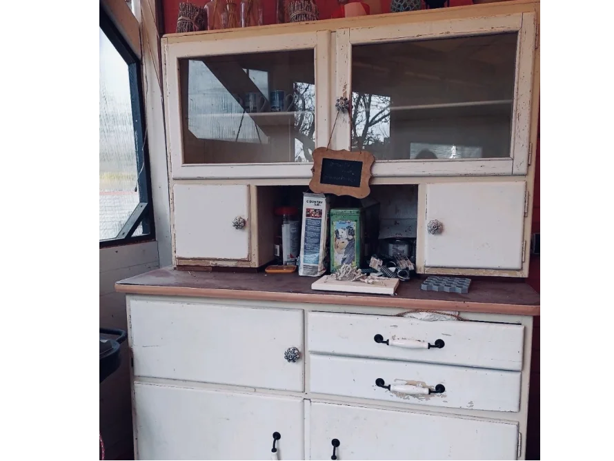 Alter Küchenschrank aus Holz