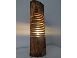 Rustikale Holzlampe mit Beleuchtung