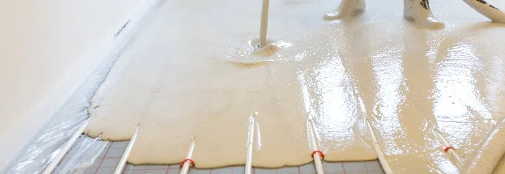 Estrich auf Fußbodenheizung gießen