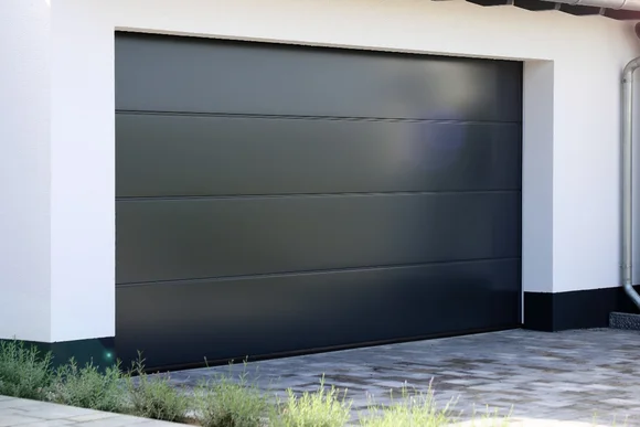Geschlossenes anthrazitfarbenes Garagentor