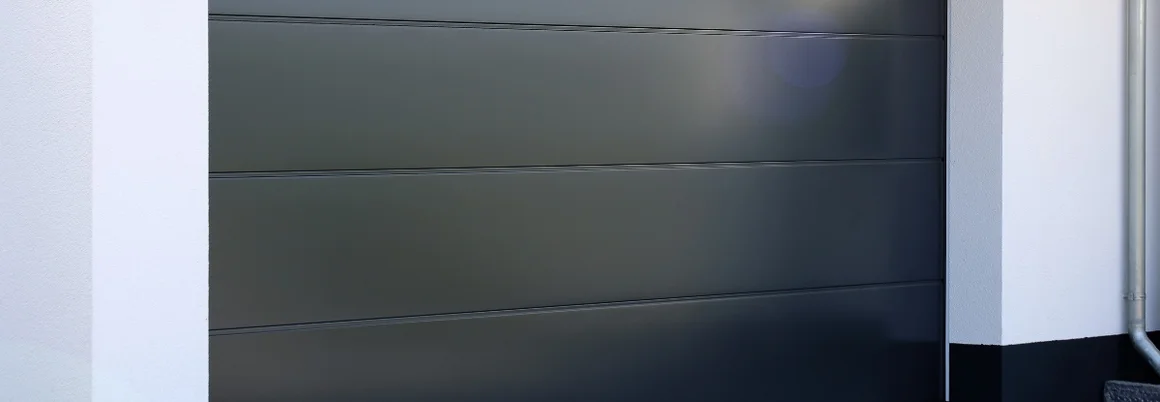 Geschlossenes anthrazitfarbenes Garagentor