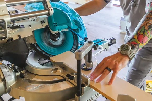 Person sägt Holz mit Kappsäge