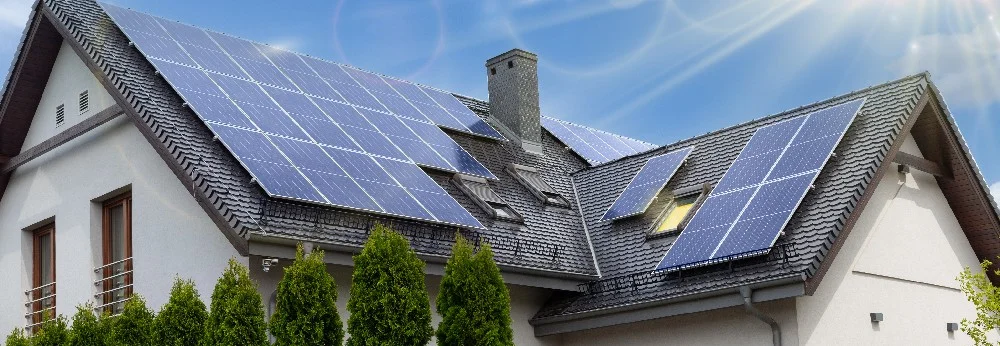 Hausdach mit Solaranlage