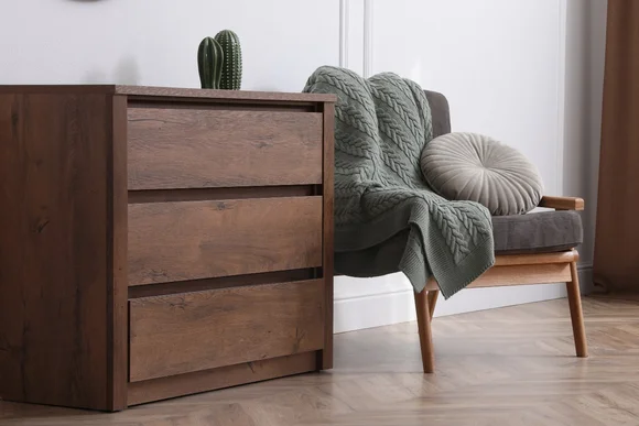 Kommode und Sessel auf Parkett