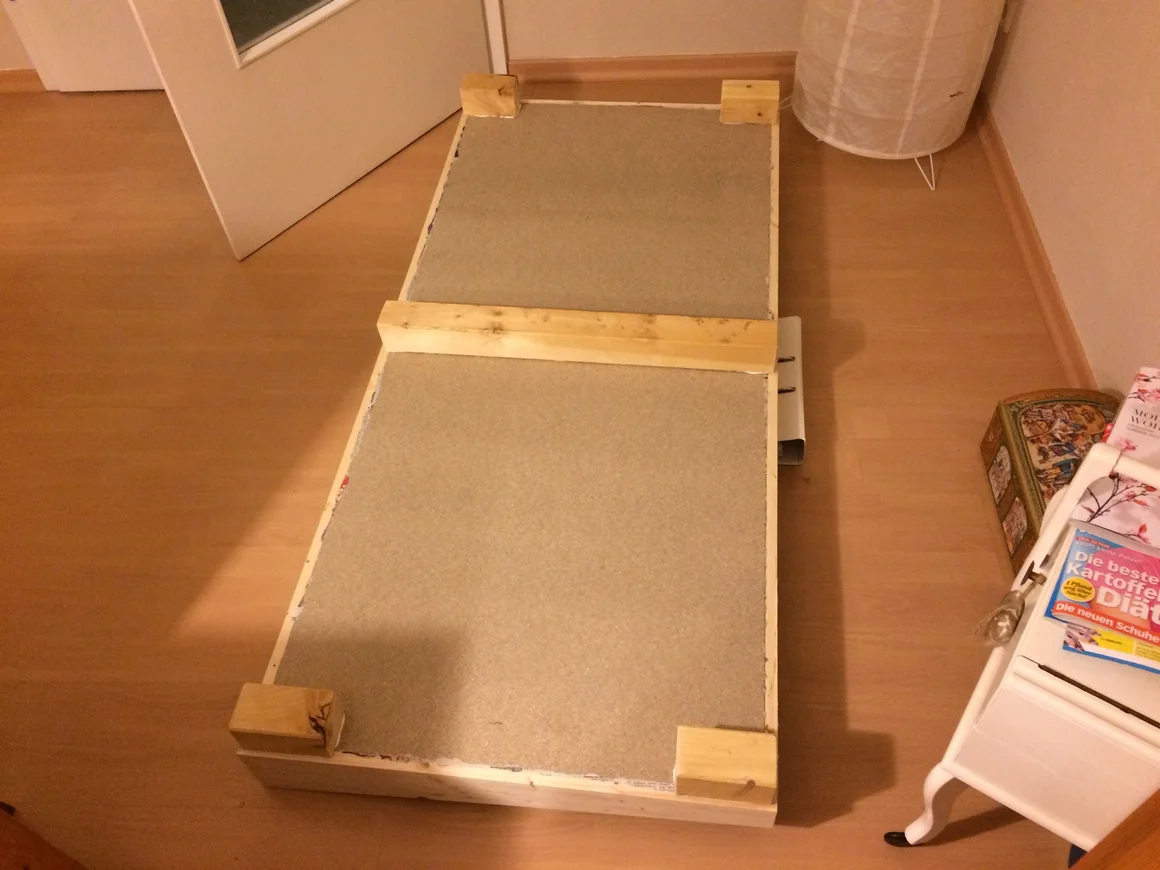 Holzrahmen auf dem Boden