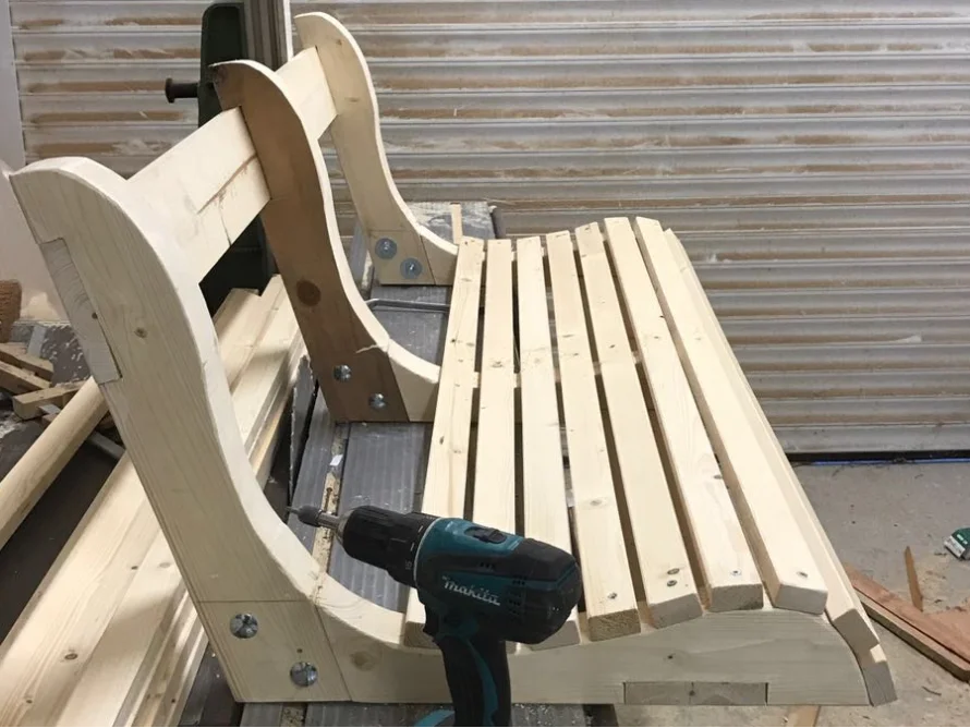 Holzbank wird mit Akkuschrauber gebaut