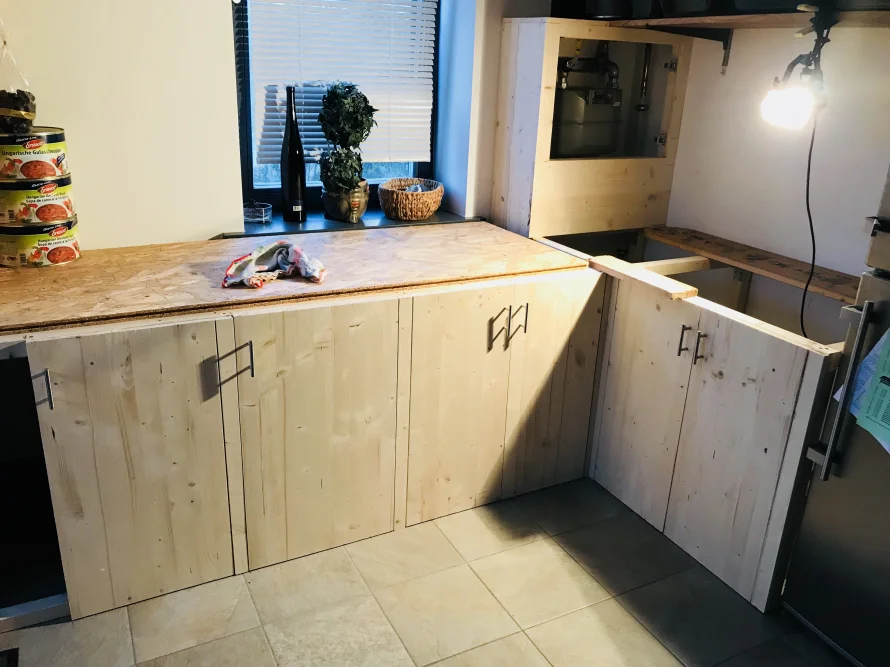 Unfertige Holzküche mit Kücheninsel