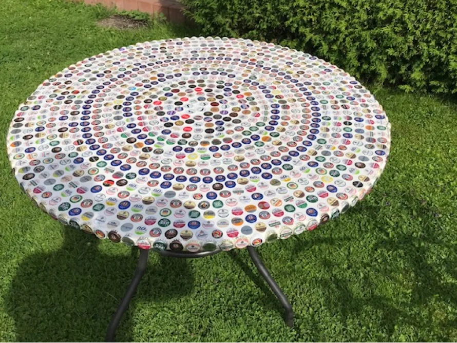 Runder Tisch mit Kronkorken verziert