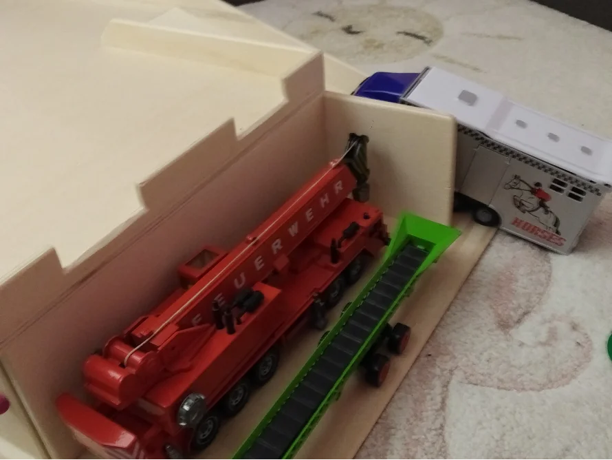 Spielzeug-LKW mit Kran und Pferdeanhänger