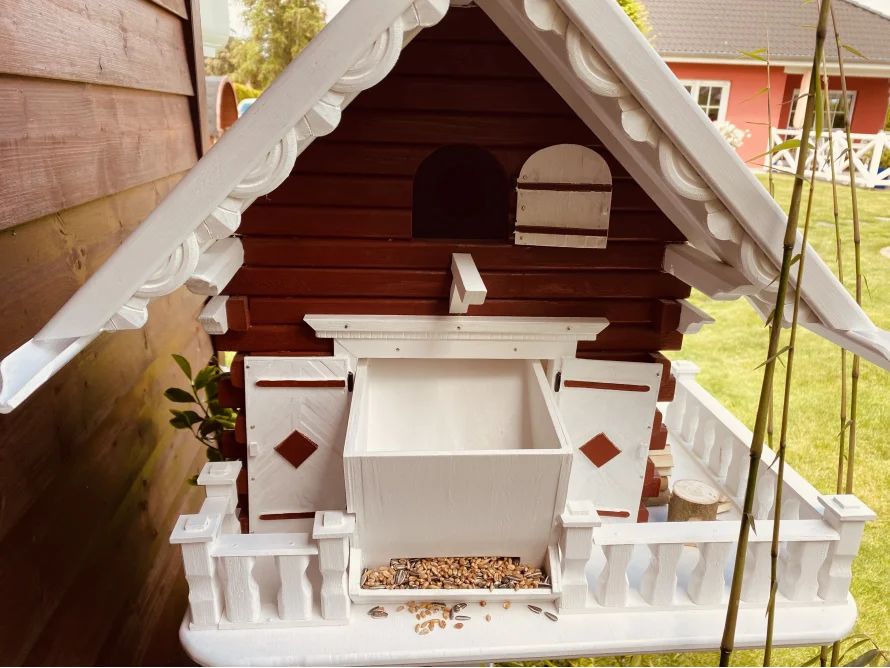 Vogelhaus mit Futterspender