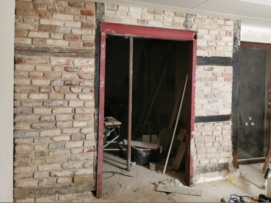 Rohbau einer Türöffnung mit Ziegelmauerwerk