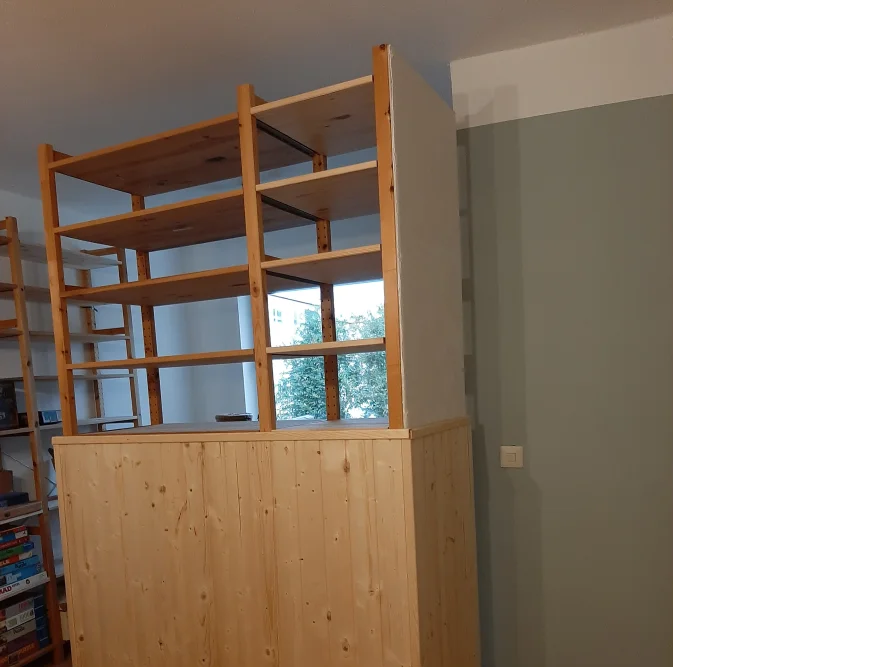 Holzregale an Zimmerwand
