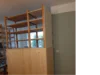 Holzregale an Zimmerwand