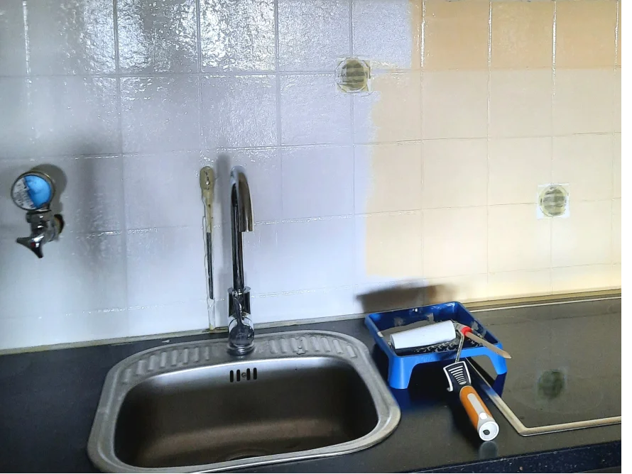 Küche mit halb gestrichener Wand