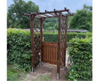 Hölzerner Gartenbogen mit Tor