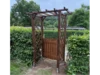 Hölzerner Gartenbogen mit Tor