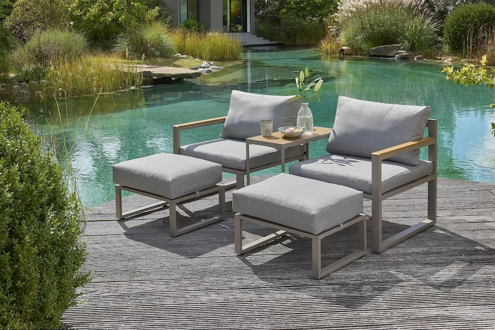 Zwei Gartensessel der toom Eigenmarke an einem Pool