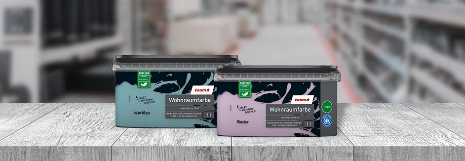 Zwei Farbdosen auf einem Tisch