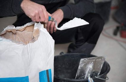 Das richtige Mischverhältnis festlegen Zementsack und Kelle