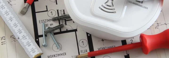 Werkzeug und Schrauben auf einem Grundriss