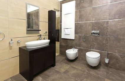 Marmorfliesen im Badezimmer Graue Marmorfliesen im Badezimmer