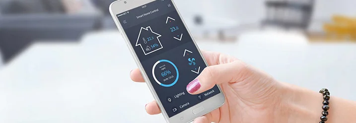 Hand bedient Smartphone mit Smart Home App