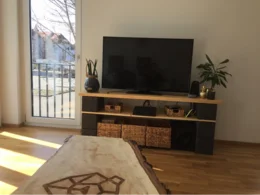 Ein Wohnzimmer mit einem Fernsehgerät und einem Couchtisch