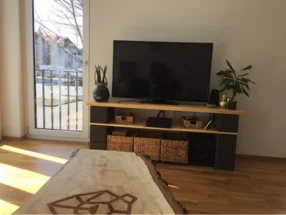 Ein Wohnzimmer mit einem Fernsehgerät und einem Couchtisch