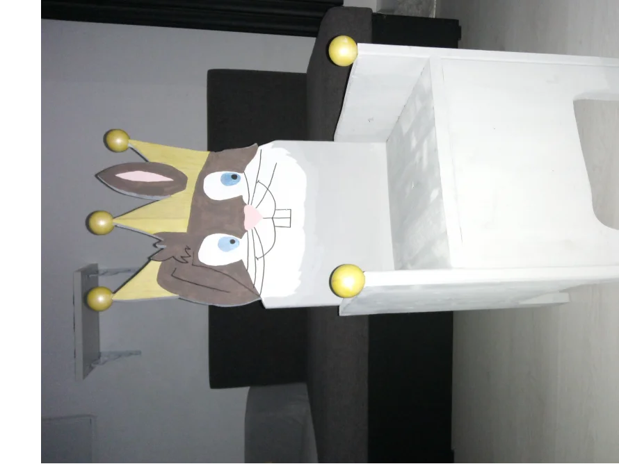 Kinderstuhl mit Hasenmotiv