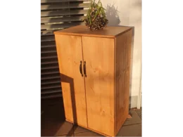 Holzschrank mit zwei Türen