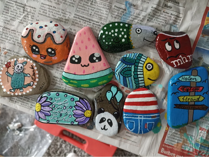 Bemalte Steine mit verschiedenen Motiven