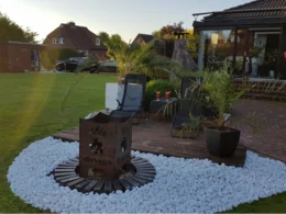 Garten mit Feuerstelle und Sitzgelegenheiten