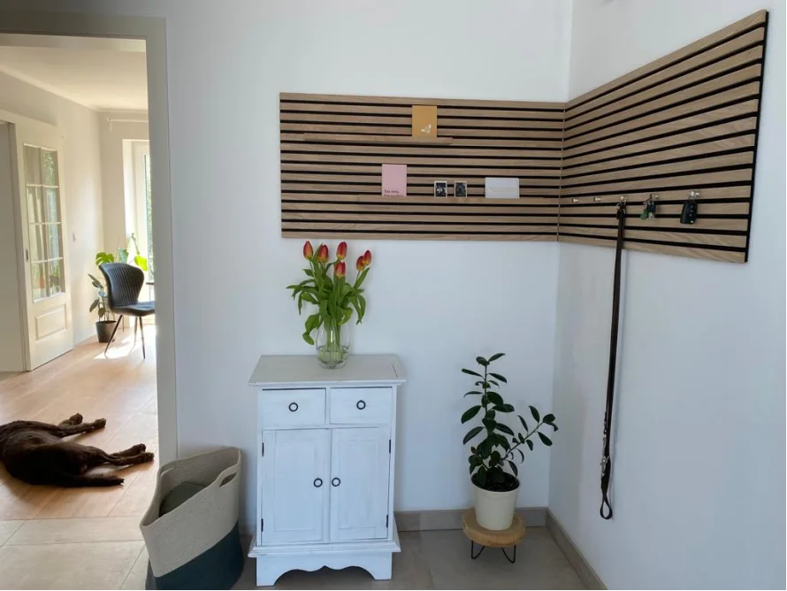 Garderobe mit Holzlatten an der Wand