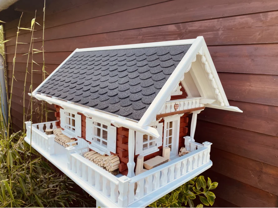 Vogelhaus im Stil eines Holzhauses