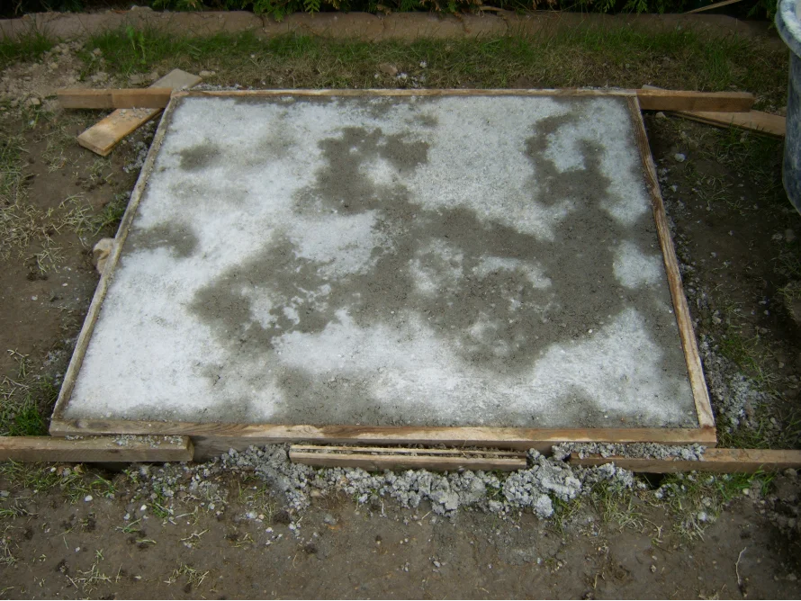 Frisch gegossener Betonboden mit Holzrahmen