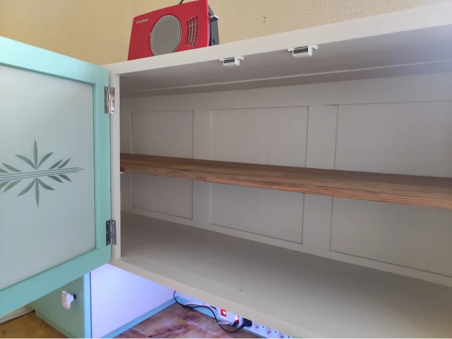 Innenraum eines Schranks mit einem Regal