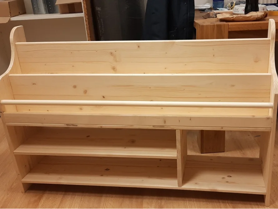 Holzregal mit Ablagefächern