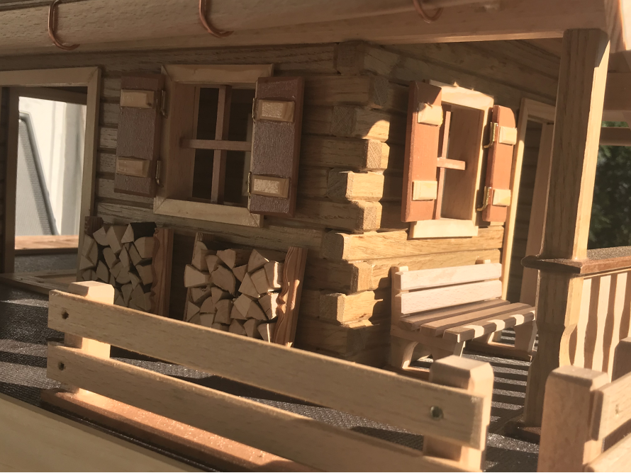 Holzmodell eines Gartenhauses mit Veranda