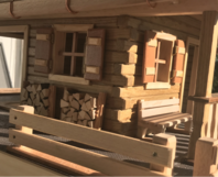 Holzmodell eines Gartenhauses mit Veranda