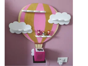 Wandregal in Form eines Heißluftballons