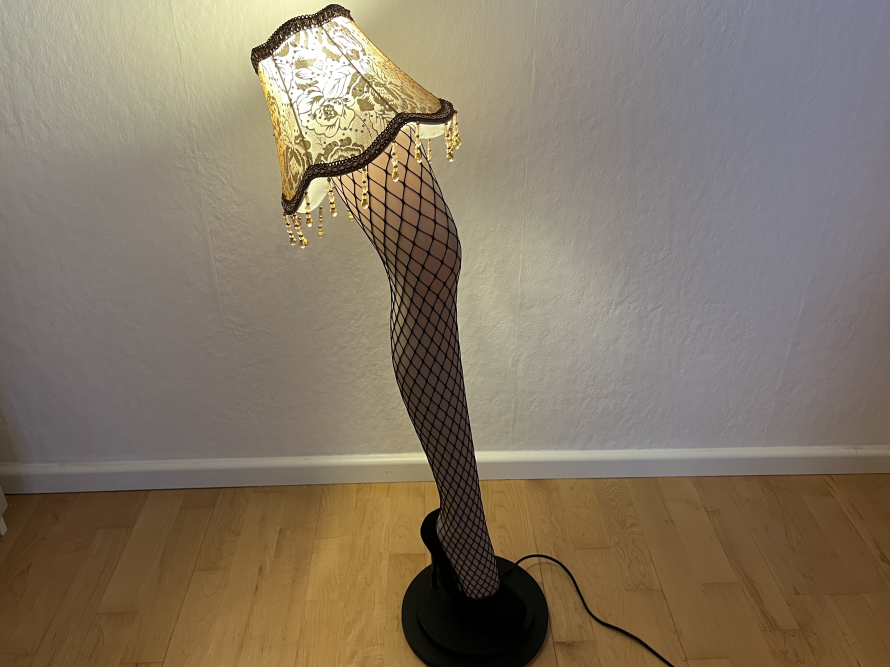 Stehlampe im Design eines Frauenbeins